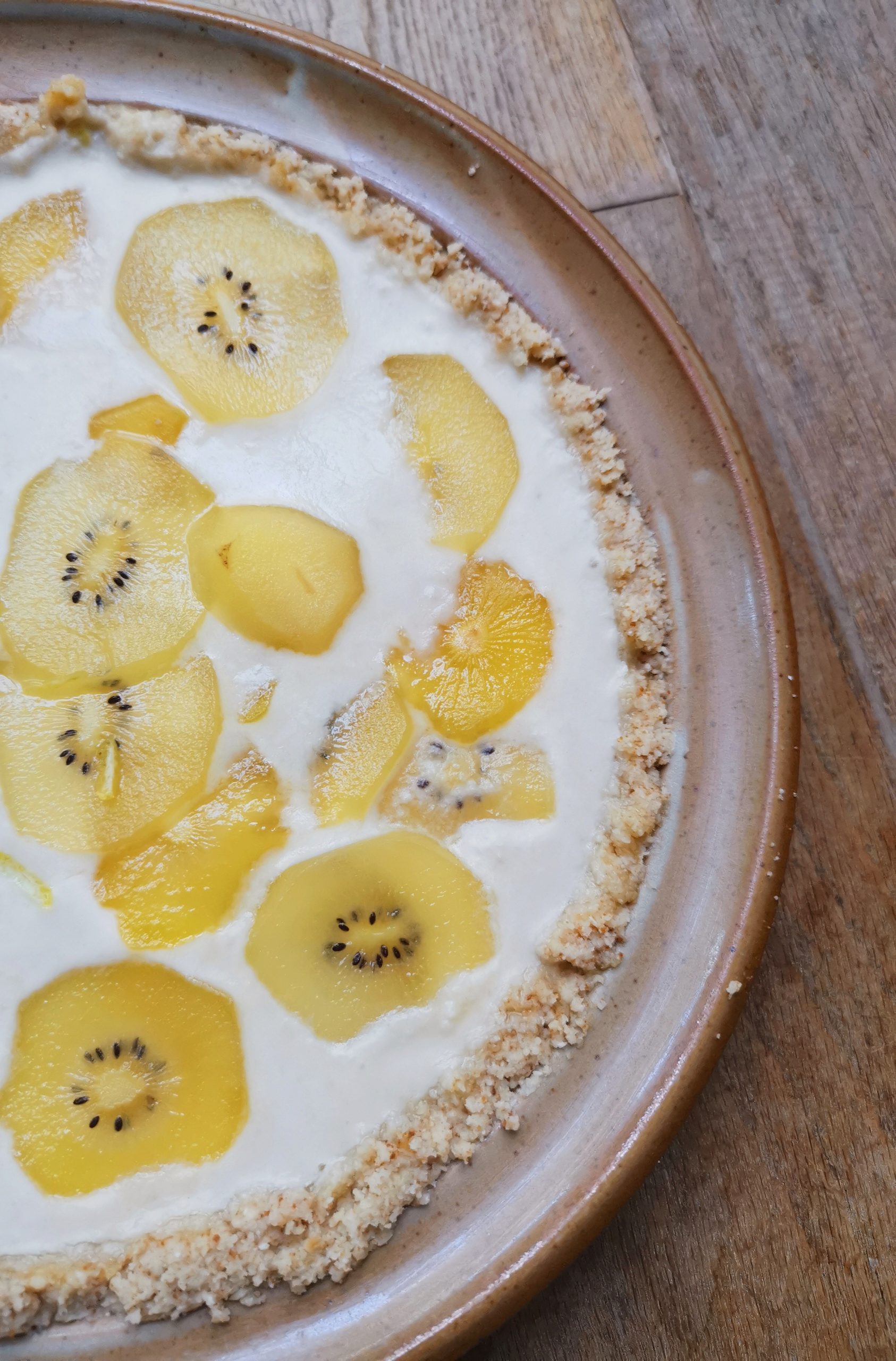 Tarte crue au citron garnie de kiwis jaunes
