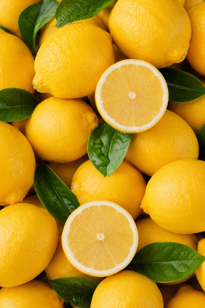 Citrons jaunes entiers et coupés en deux