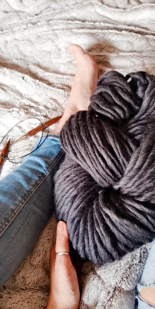Pelote de laine et tricot, ambiance cocooning d’automne