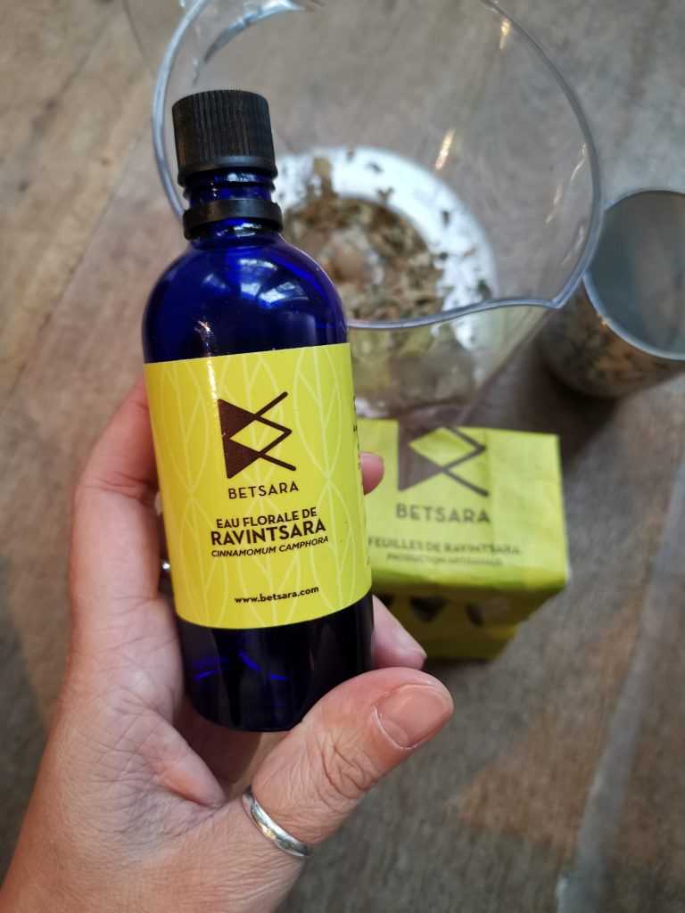 Hydrolat de ravintsara utilisé avec une infusion