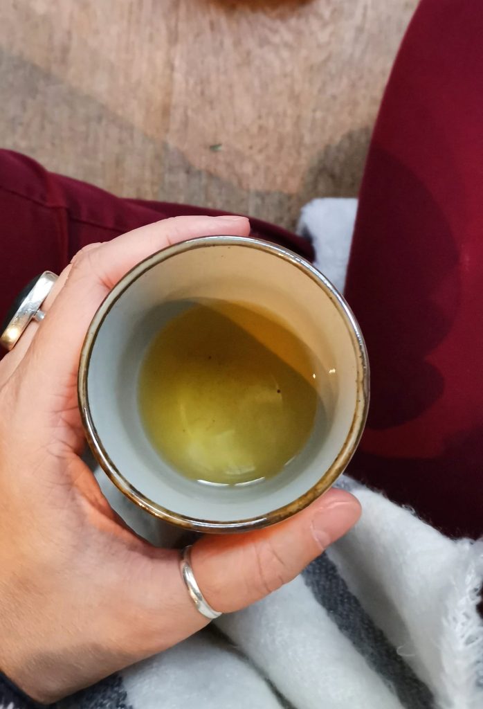 Tasse d’infusion de feuilles de ravintsara